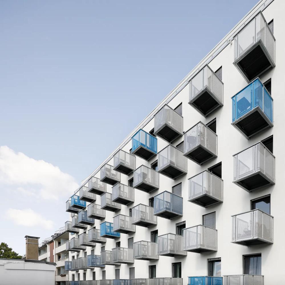 Gezeigt wird eine Außenaufnahme der Commerz Real Institutional Investment Immobilie Merziger Straße in Düsseldorf.
