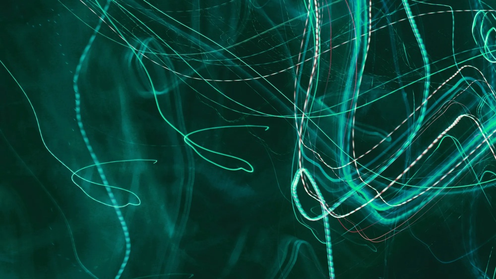 Dynamische, abstrakte Lichtlinien in Grün-, Blau- und Violetttönen mit fließender Bewegung auf dunklem Hintergrund