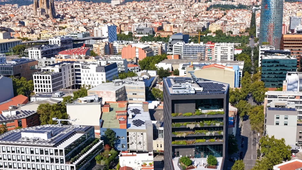 Bürogebäude in städtischer Umgebung aus erhöhter Perspektive.