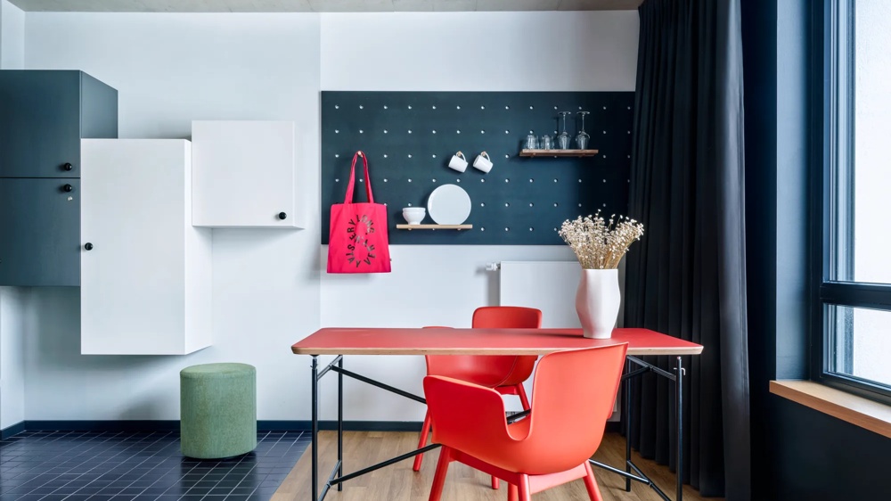 gezeigt wird eine innenaufnahme der commerz real institutionals immobilie stayery in koeln. die aufnahme stellt ein mikro living zimmer dar.