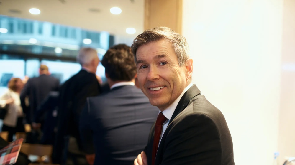 Wilfried Geiberger,Head of Sales Private & Business Clients (Süd-West) bei der Commerz Real im Gespräch mit Gästen auf dem Private Markets Forum in Frankfurt am Main