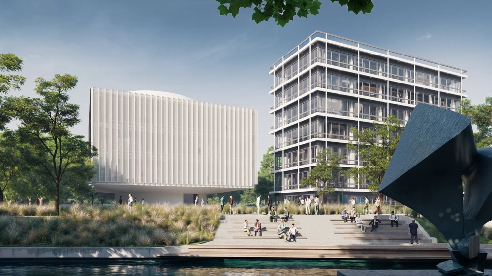 Moderne Gebäude neben Bäumen und Rasenflächen, Menschen sitzen auf Treppenstufen am Wasser.