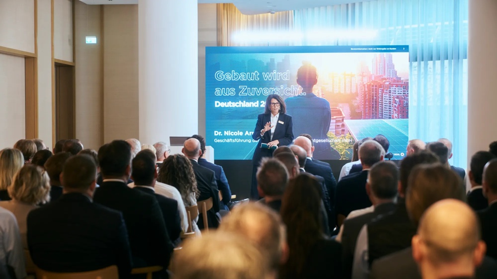 Dr. Nicole Arnold spricht vor Publikum beim Private Markets Forum 2026 in Frankfurt am Main.