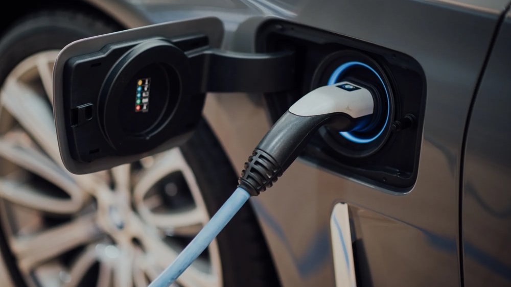 Ein Elektroauto wird über ein Ladekabel an einer Ladestation aufgeladen.
