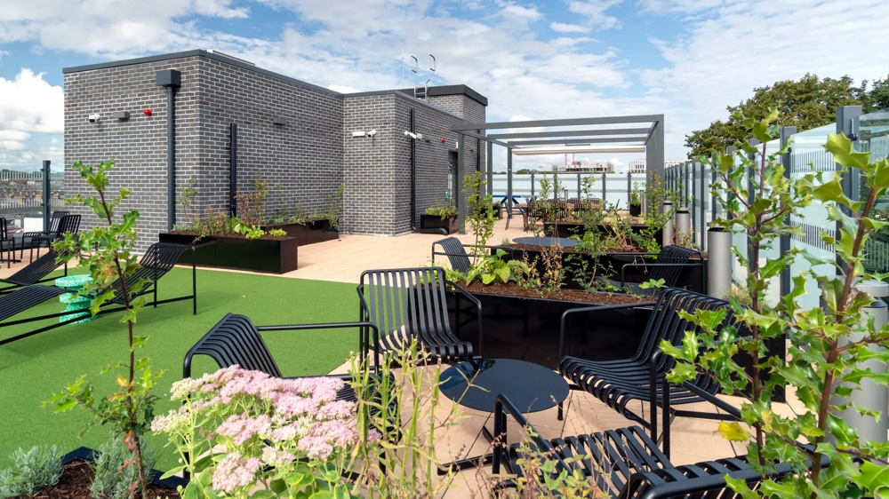Landscaped rooftop terrace of the student residence in Stoneybutter, Dublin – featuring seating areas, planted beds and a pergola – an asset of the Commerz Real Institutional Smart Living Europe Fund.