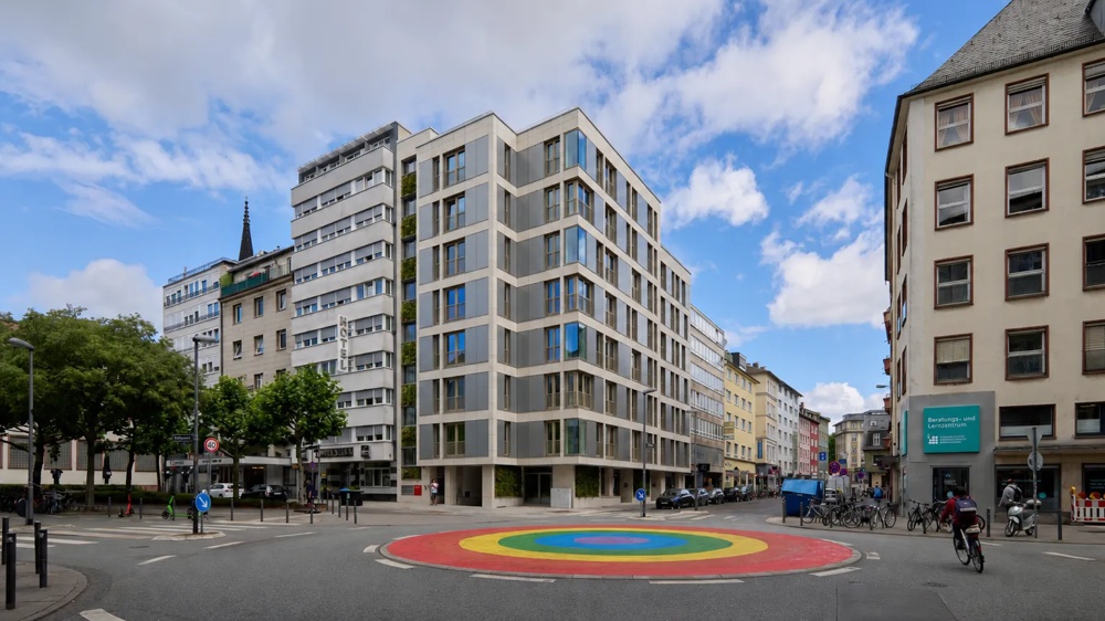 Außenansicht der Büroimmobilie Schäfergasse 33 in Frankfurt am Main – ein hausInvest-Objekt mit moderner Glasfassade in heller Natursteingliederung, eingebettet in die urbane Straßenzeile.