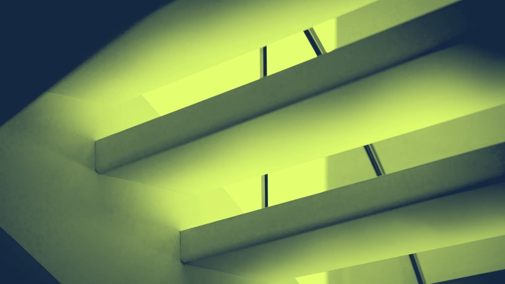 Grüne, diagonale Streben und Lichtstreifen formen ein abstraktes, geometrisches Muster.