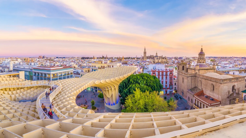 Blick über die Dächer der Stadt Sevilla vom Standpunkt der ikonischen hölzernen Aussichtplattform die aus einem Steckgerippe besteht.