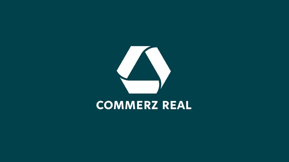 Weißes Logo und Schriftzug 'COMMERZ REAL' auf dunkelblauem Hintergrund.