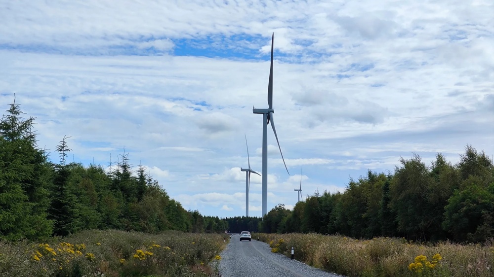 Zufahrtsstraße mit Windkraftanlagen im Windpark Moanvane.