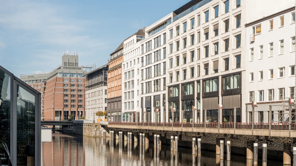 Aneinandergereihte Häuser neben dem Wasser.