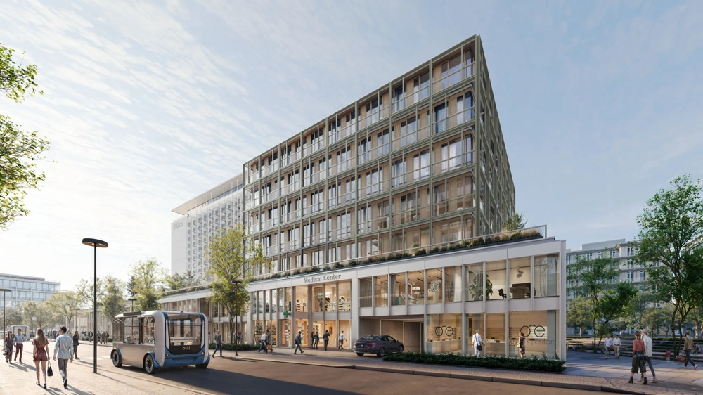 Modernes Gebäude mit Glasfassade, Menschen auf der Straße, autonomer Bus fährt vorbei, Bäume im Hintergrund.