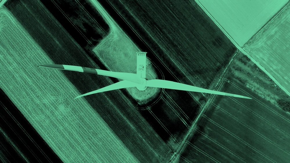 Windkraftanlage in einer Feldlandschaft im Shading-Stil.