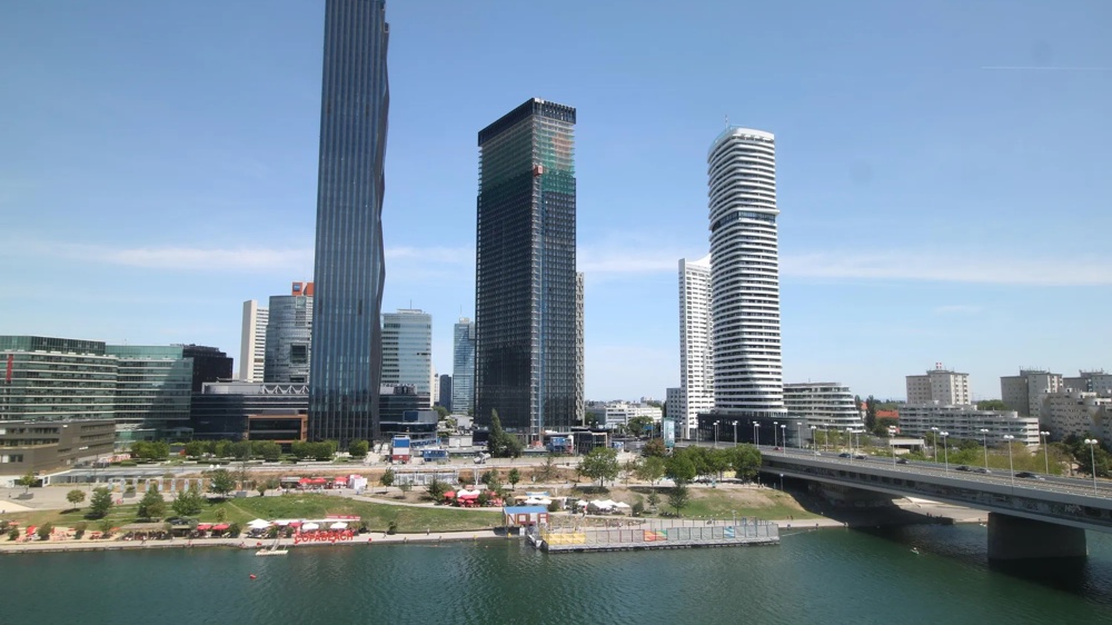Blick von der Donau auf die Wiener Donau City mit DC Tower 1, dem im Bau befindlichen DC Tower 2 (Mitte) und dem Austria Center – ein hausInvest-Objekt.