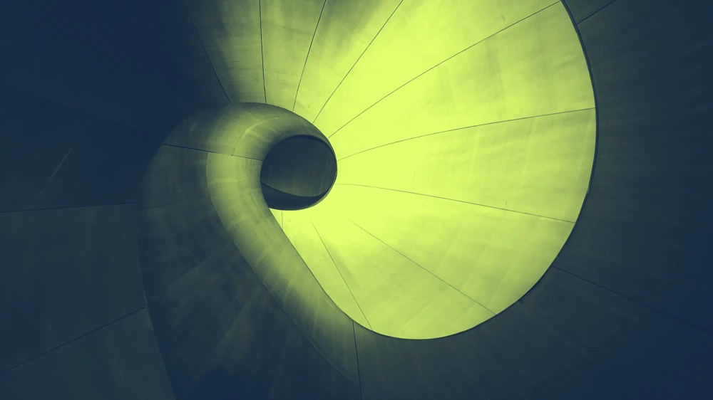 Abstrakte, spiralförmige Struktur in Grün und Blau, die sich nach innen windet.