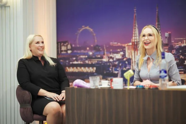 Kerstin Struckmann, Global Head of Product Management Institutional Clients, im Gespräch mit der Moderatorin beim Institutional-Gipfel Wien 2026 – im Hintergrund eine Wiener Skyline-Kulisse im Late-Show-Format.