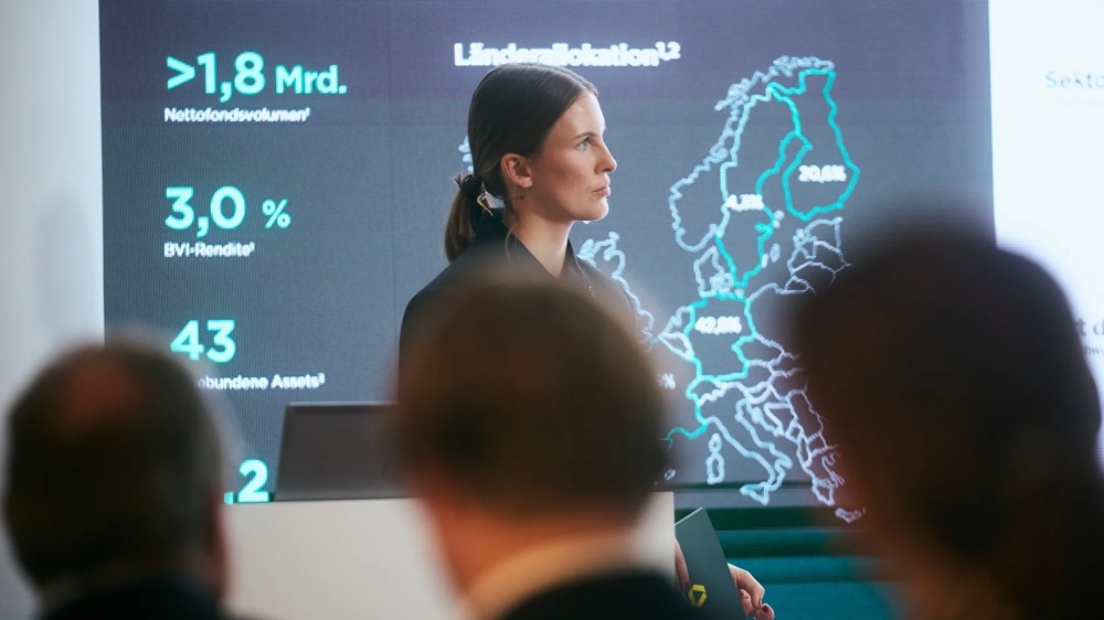 Florentina Fuchs als Moderatorin auf dem Commerz Real Private Market Forum in Frankfurt am Main