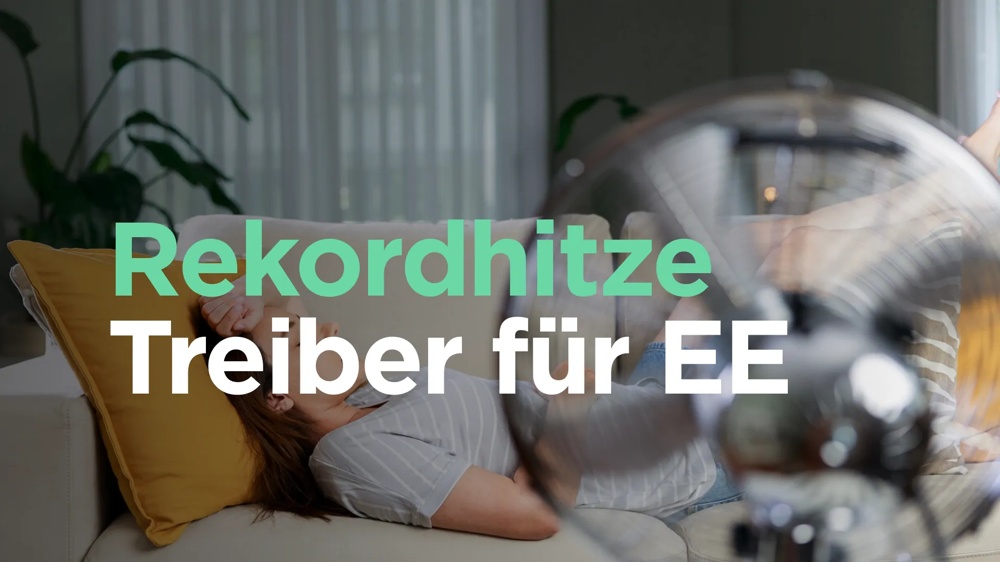 Person entspannt auf einem Sofa, während ein Ventilator für Abkühlung sorgt.