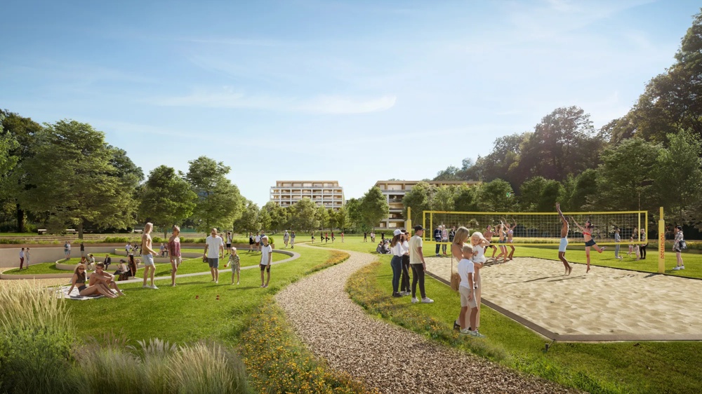 Menschen entspannen und spielen Volleyball in einem grünen Park mit modernen Gebäuden im Hintergrund.