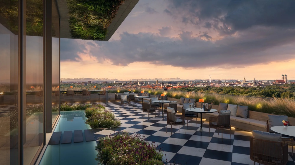 Dachterrasse mit Schachbrettboden, Tischen und Stühlen, Blick auf Stadt und Berge bei bewölktem Himmel.