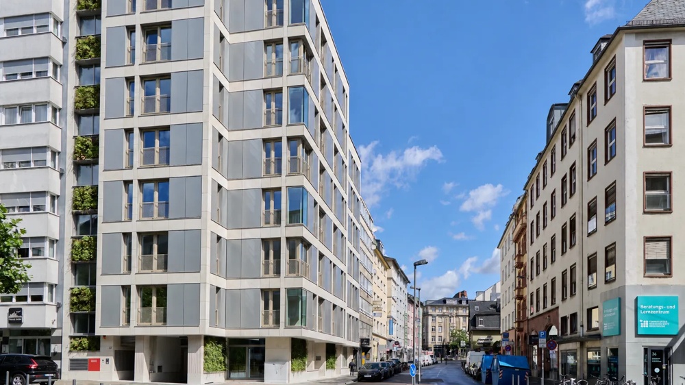Außenansicht der Büroimmobilie Schäfergasse 33 in Frankfurt am Main – ein hausInvest-Objekt mit moderner Glasfassade in heller Natursteingliederung, eingebettet in die urbane Straßenzeile.