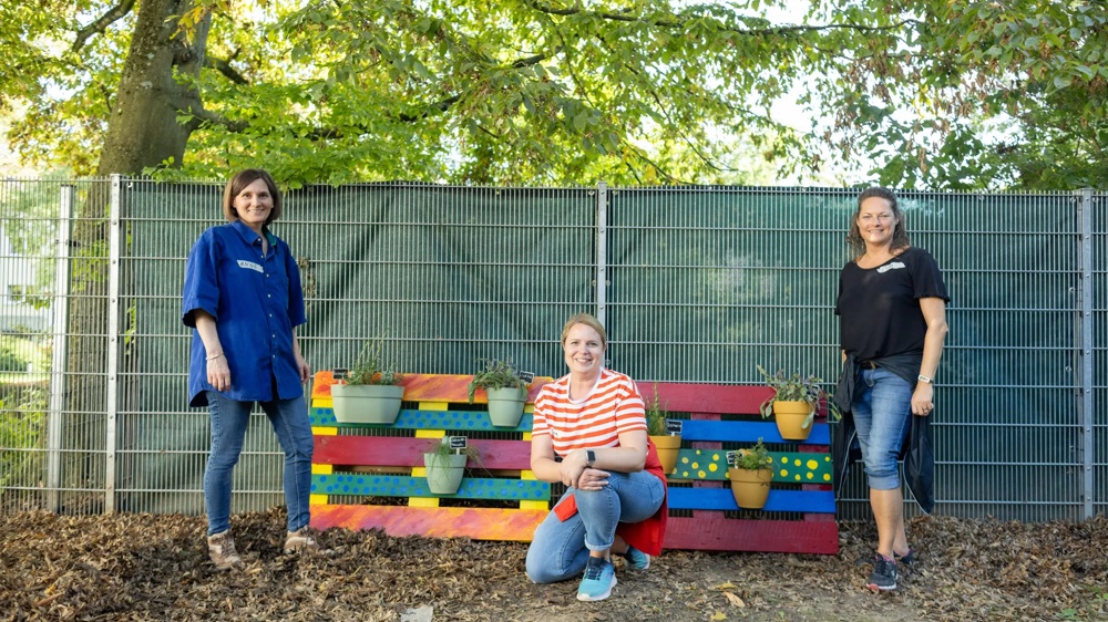 Social Day 2023 in Wiesbaden Erbenheim-Hochfeld at the Caritas district centre. Painted palettes with flower dots.