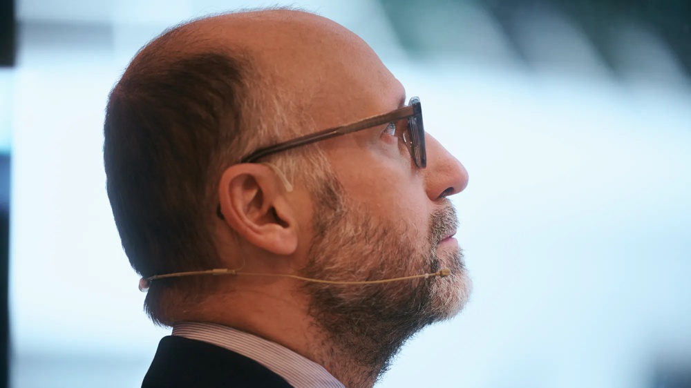 hausInvest Fondsmanager Mario Schüttauf blickt nach oben, auf dem Private Markets Forum in Frankfurt am Main