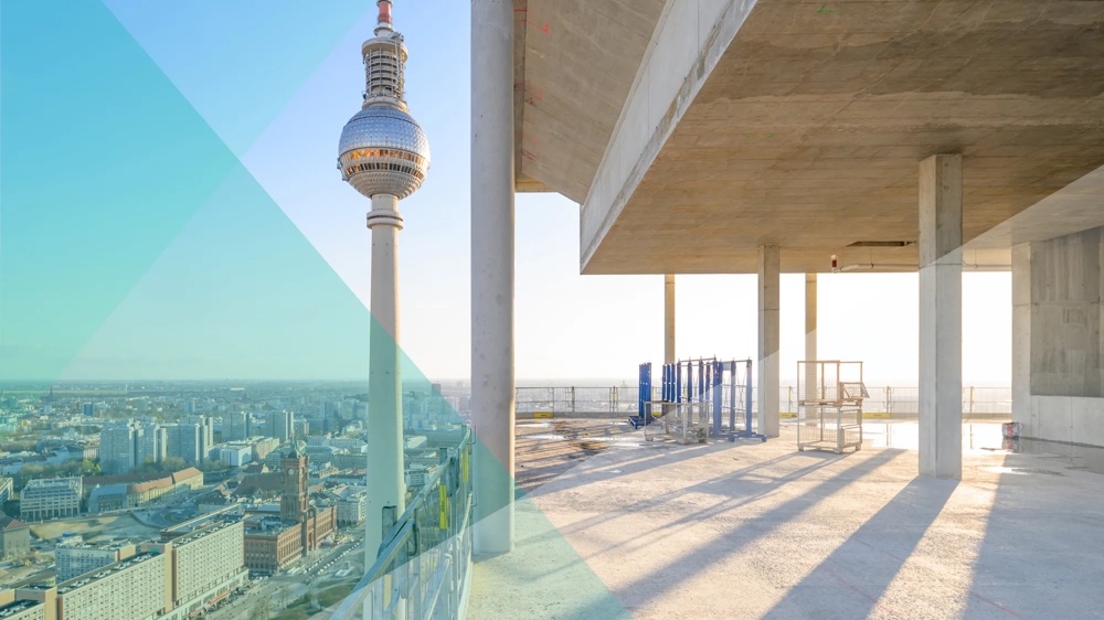 Blick aus einem sich im Bau befindenden Stockwerk auf den Berliner Fernsehturm.