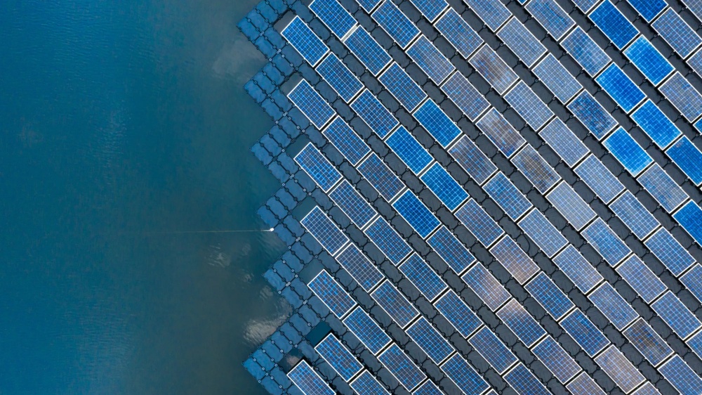 Schwimmende Solarpaneele auf einem Gewässer in diagonaler Anordnung.