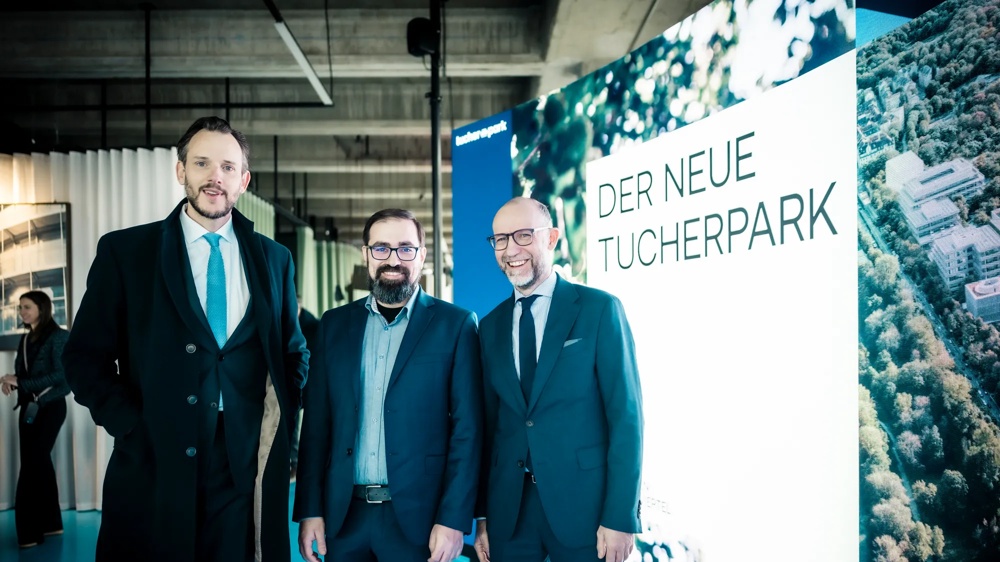 Im Rahmen der Eröffnung der KI-Fabrik im Tucherpark in München sind in einem Gruppenbild unter anderem Christian Meister von Hines und hausInvest Fondsmanager Mario Schüttauf zu sehen.