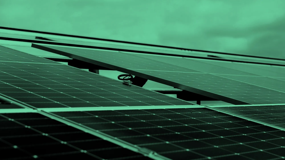 Solarmodule einer Photovoltaikanlage im Shading-Stil.