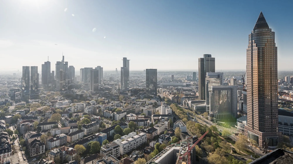 Frankfurts Skyline mit modernen Hochhäusern unter klarem, blauem Himmel.