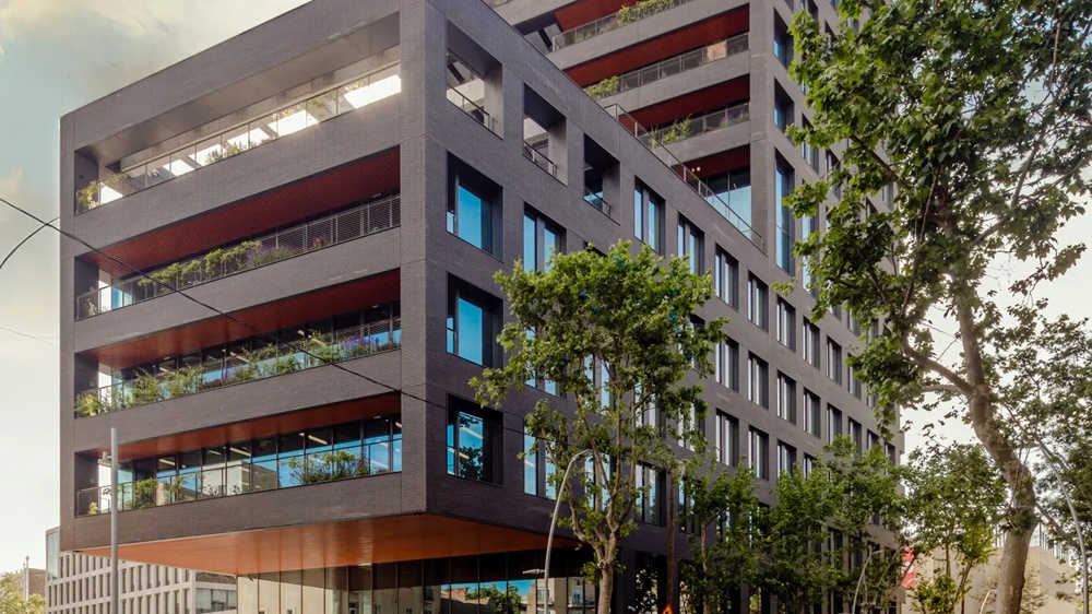 Mehrgeschossiges Bürogebäude an einer Straßenecke.