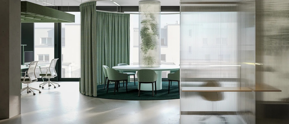 Architekturvisualisierung eines modernen Bürobereichs mit runder Sitzgruppe, Vorhängen und großen Fensterflächen. Heller Raum mit Blick auf die Stadt.