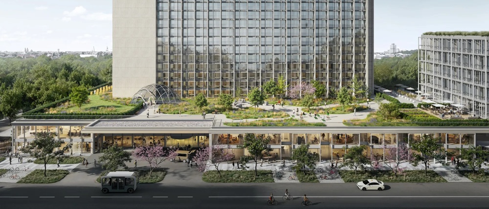 Ein großes Hotelgebäude mit Glasfassade, begrüntem Dach und umliegenden Bäumen, davor eine belebte Straße.