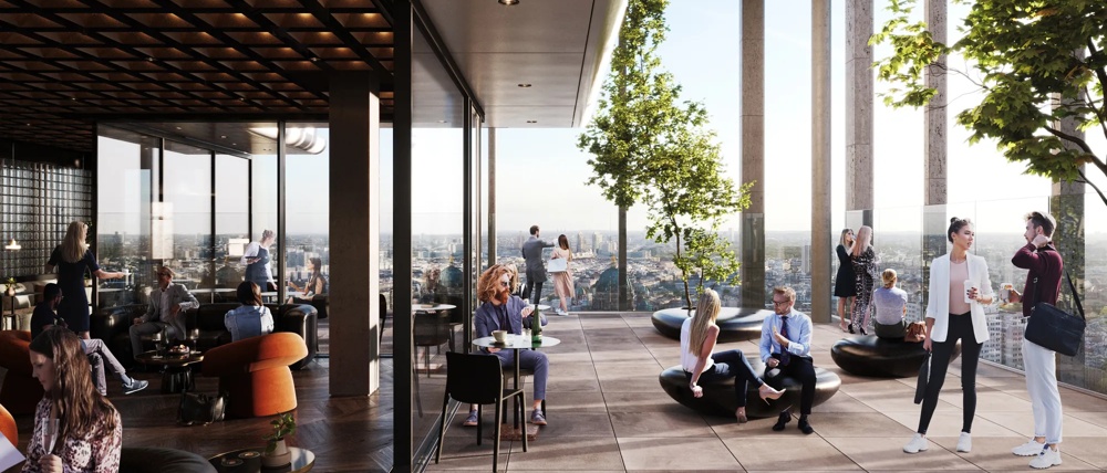 Menschen sitzen und stehen auf einer modernen Dachterrasse mit Bäumen und Blick auf die Stadt.