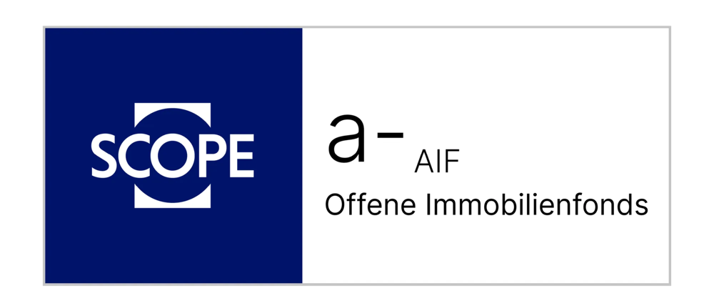 Logo von Scope mit blauem Hintergrund, Bewertung a- für offene Immobilienfonds auf weißem Feld.