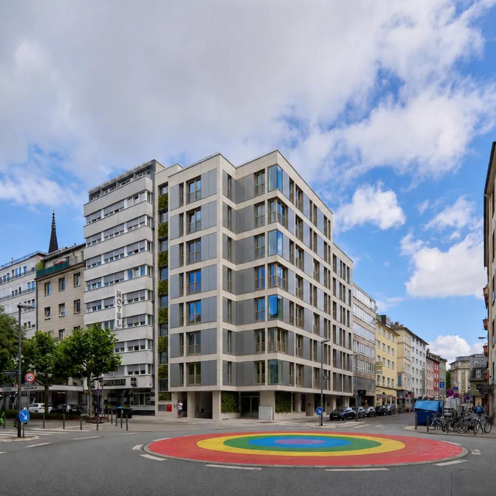 Außenansicht der Büroimmobilie Schäfergasse 33 in Frankfurt am Main – ein hausInvest-Objekt mit moderner Glasfassade in heller Natursteingliederung, eingebettet in die urbane Straßenzeile.