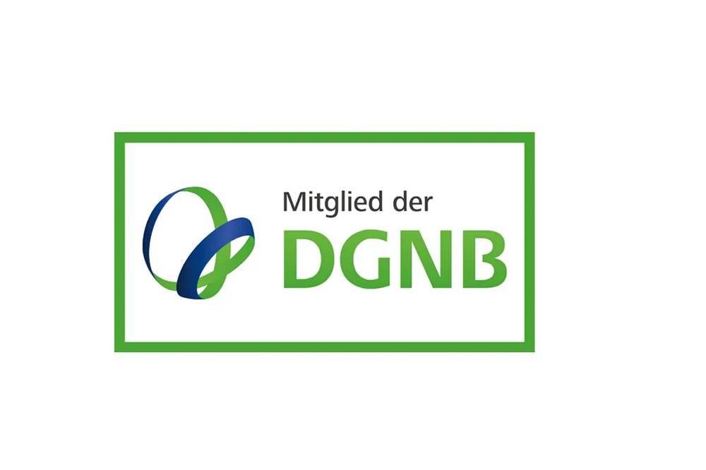 Logo mit zwei ineinander verschlungenen Ringen in Grün und Blau sowie dem Schriftzug „Mitglied der DGNB" – Deutsche Gesellschaft für Nachhaltiges Bauen. Commerz Real ist Mitglied der DGNB