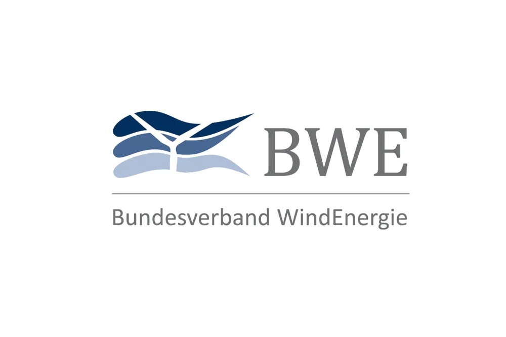 Logo mit stilisierten Windstreifen in Dunkelblau und Hellblau sowie dem Schriftzug „BWE – Bundesverband WindEnergie" – deutscher Interessenverband der Windenergie-Branche.