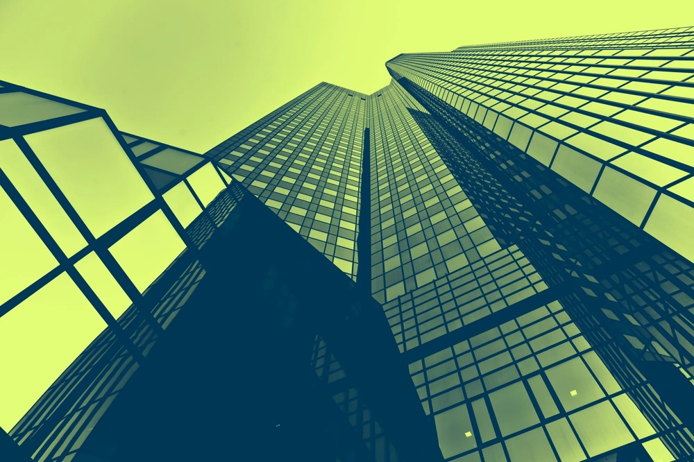 Aus der Froschperspektive aufgenommenes Bild einer hausInvest Immobilie.