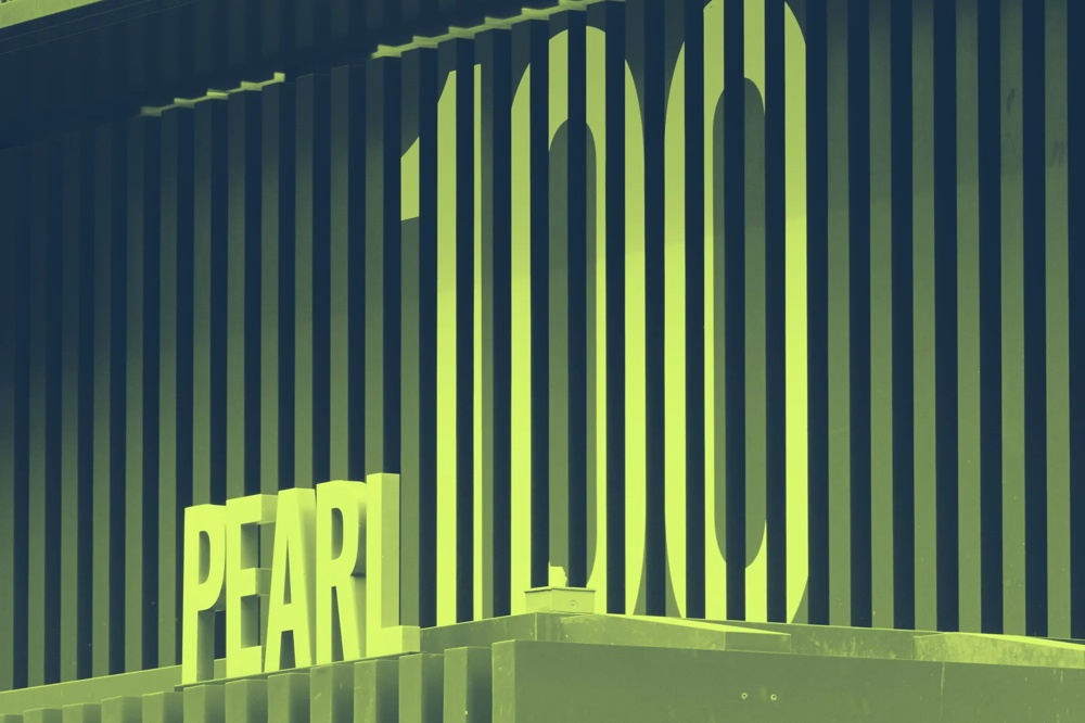 Große gelbe Buchstaben "PEARL" vor vertikalen gelben und blauen Streifen.