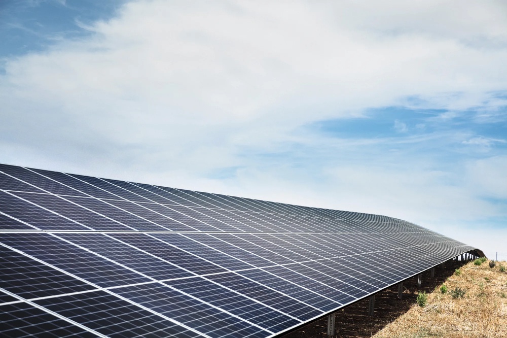 Solarmodule unter blauem Himmel.