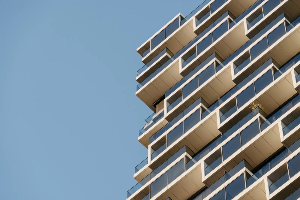 Detail einer Hochhausfassade mit Balkonen und klarer Linienstruktur.