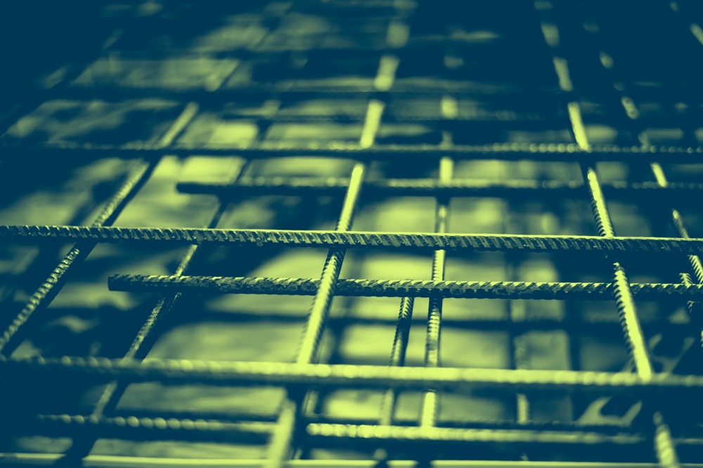 Nahaufnahme eines Bewährungsstahl-Gitters beim Bau eines Fundaments