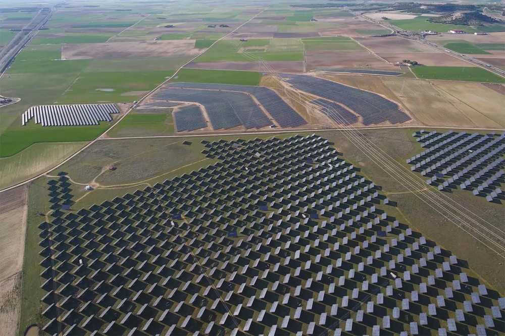 Luftaufnahme von Solarfeldern und grünen Feldern in einer ländlichen Landschaft.