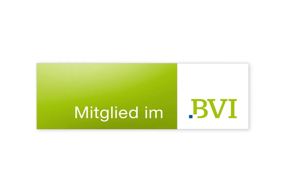 Zweifarbiges Banner mit grüner Fläche und weißem Bereich: Schriftzug „Mitglied im BVI" – Bundesverband Investment und Asset Management.