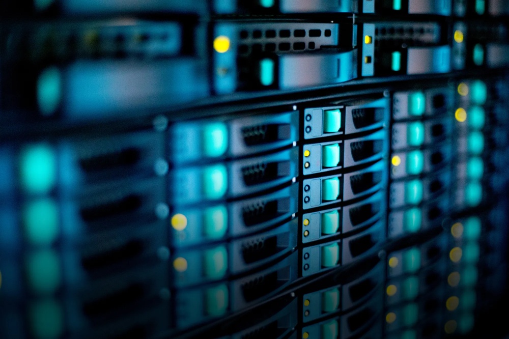 Ein Stapel beleuchteter Server mit blauen und gelben Lichtern in einem Rechenzentrum.