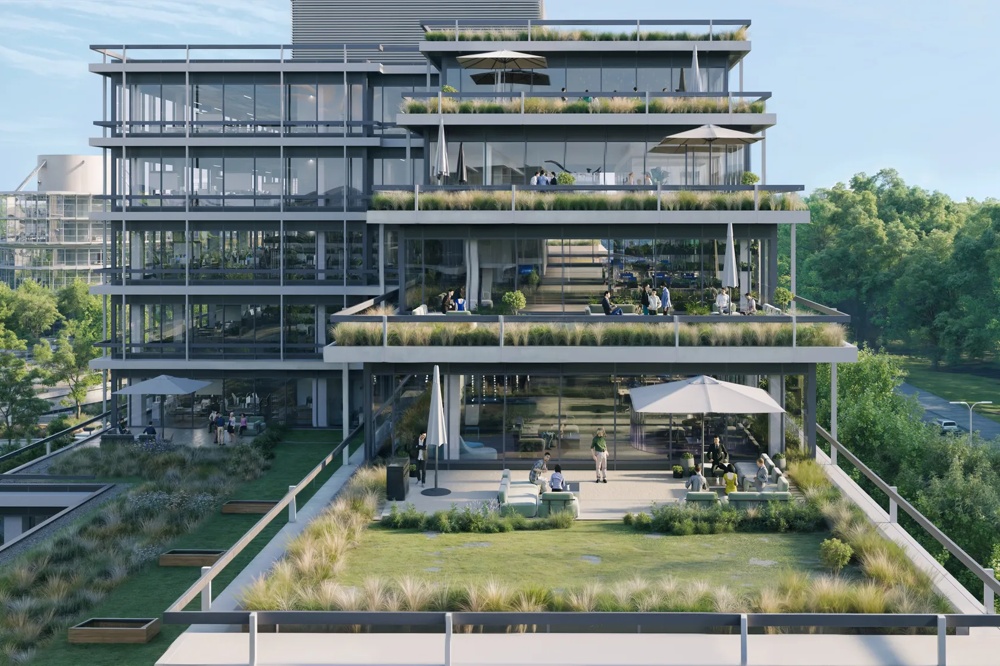 Mehrstöckiges modernes Gebäude mit Terrassen, Pflanzen und Menschen unter Sonnenschirmen.