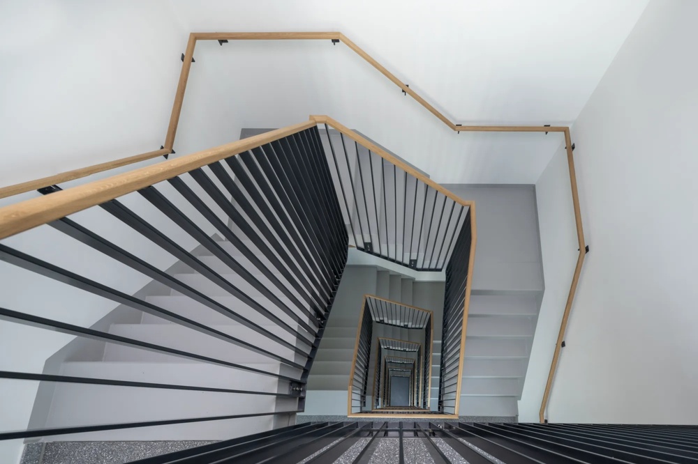 gezeigt wird eine innenaufnahme der commerz real institutionals immobilie hainbase in hannover. die aufnahme stellt den flur der immobilie dar.